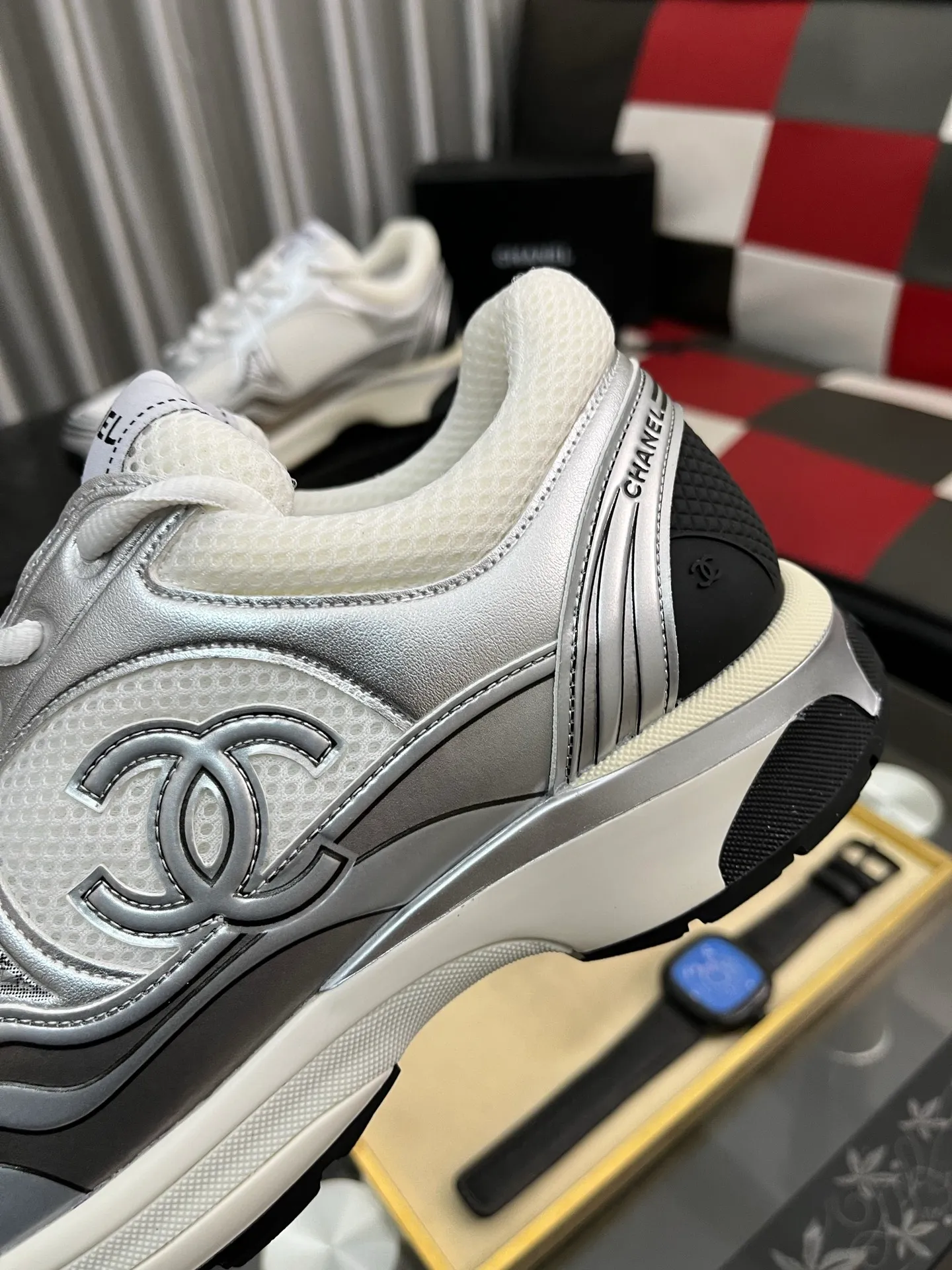 Men's shoes 💰: 620⌚️⌚️Chanel 2025C new diamond sneakers, ultra-light and comfortable casual shoes, black and white cowhide leather, versatile white shoes, you can't go wrong with the style, cow suede➕down cloth contrasting color combination, fresh and full of vitality, logo embossed on the side, very delicate on the foot, original customized material for the upper, original outsole Upper: Cow suede➕Down cloth/black and white full cowhide Lining: Sheepskin Sole: Open-molded TPU outsole Size: 35-44